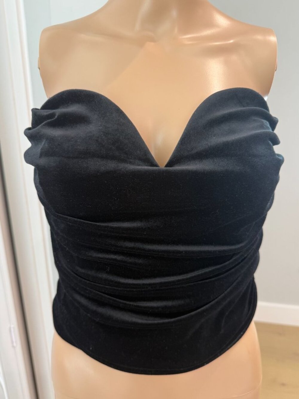 Express Body Contour Black Velvet Strapless Bustier Crop Top Size Medium Built-I